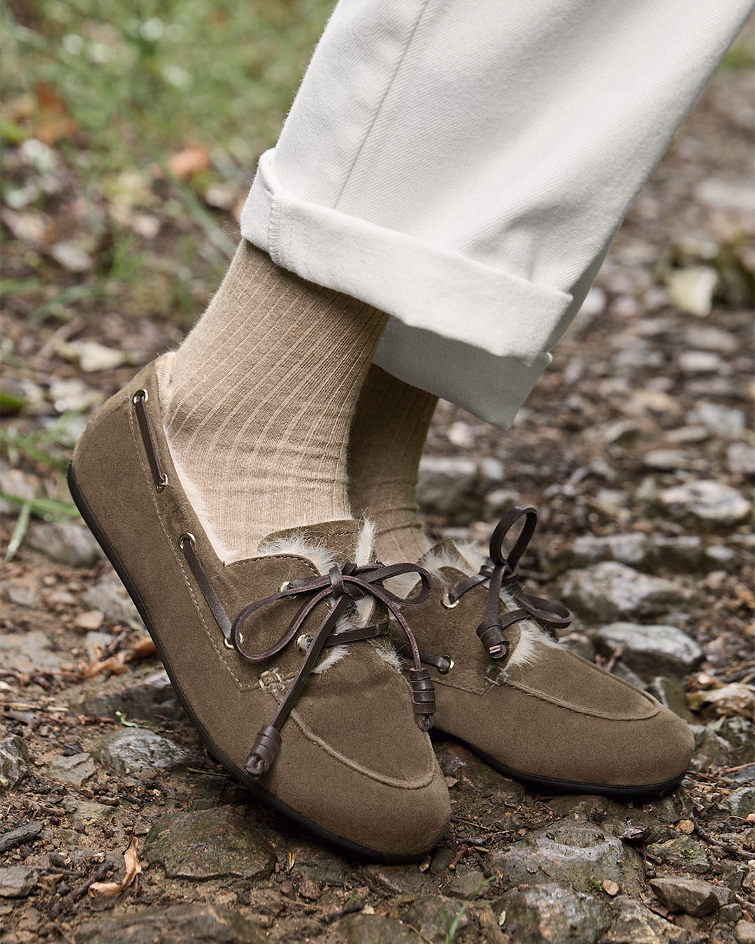 Les mocassins Marcus Renouard en cuir velours bronze, vus portés par notre mannequin.