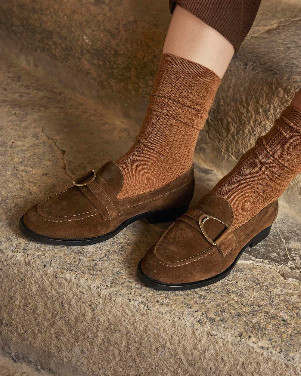 Nos mocassins Mascotte Renouard en cuir nubuck fauve, vus portés par notre mannequin.