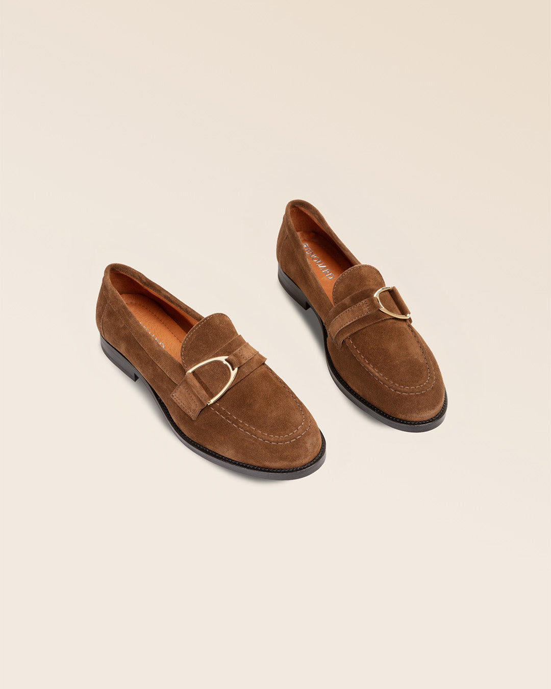 Nos mocassins Mascotte Renouard en cuir nubuck fauve, vus en studio.