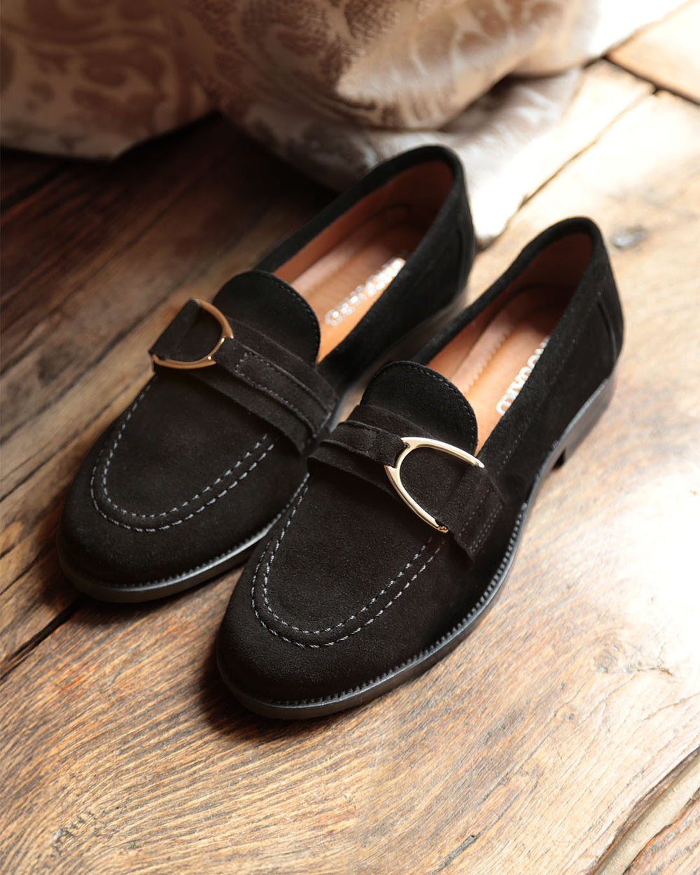Nos mocassins Mascotte Renouard en cuir nubuck noir, vus en ambiance.