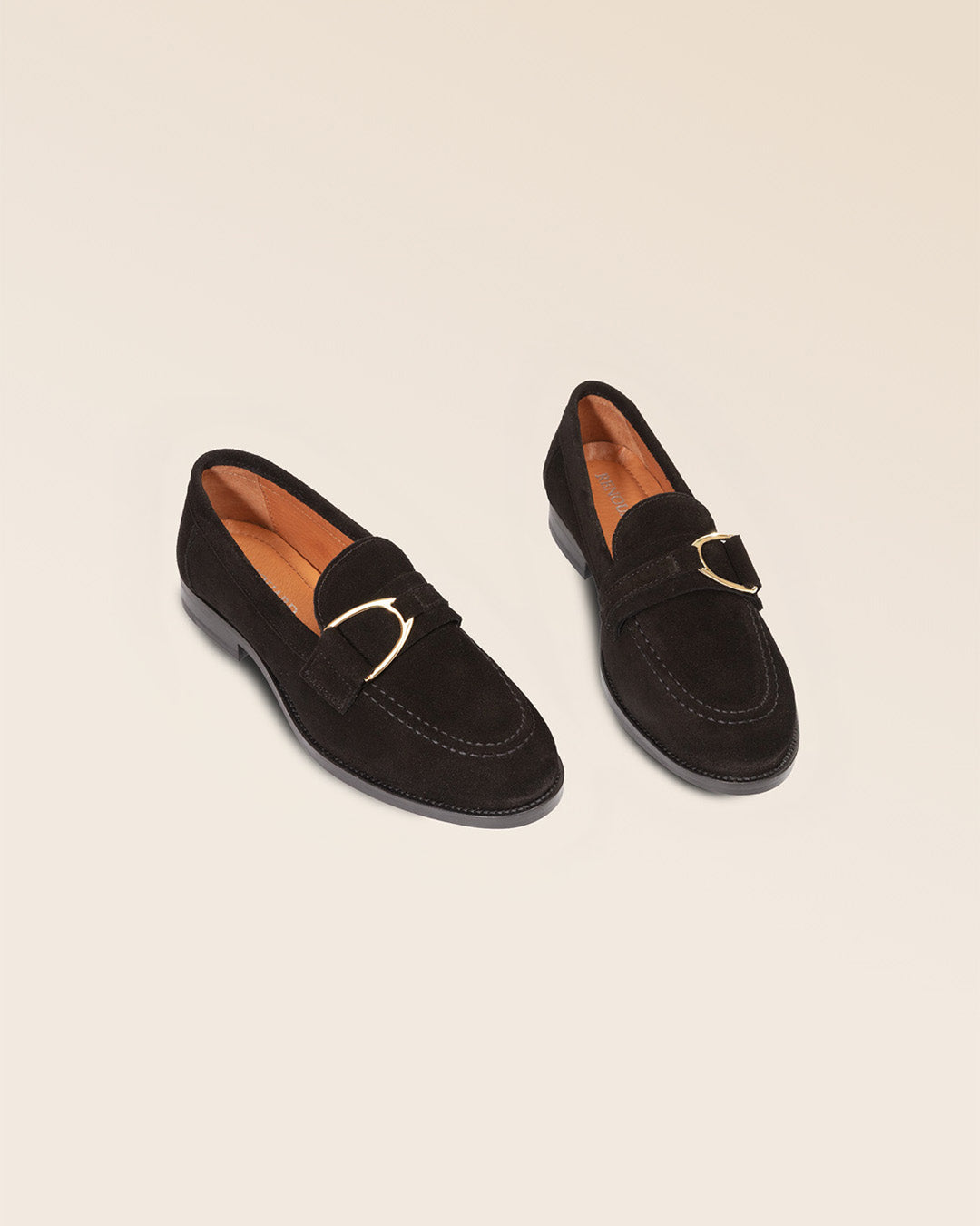 Nos mocassins Mascotte Renouard en cuir nubuck noir, vus en studio.