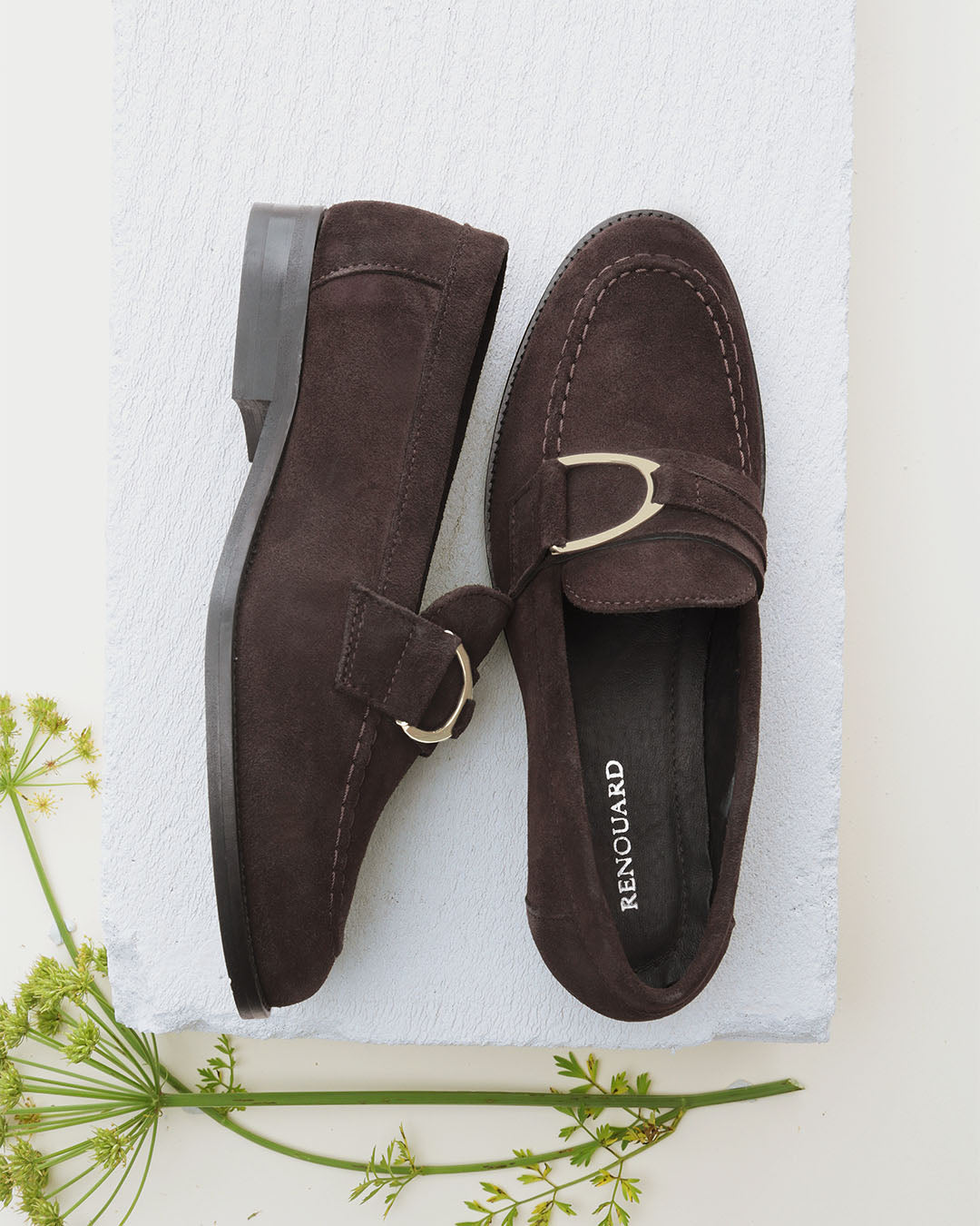 Nos mocassins Mascotte Renouard en cuir velours chocolat, vus en ambiance.