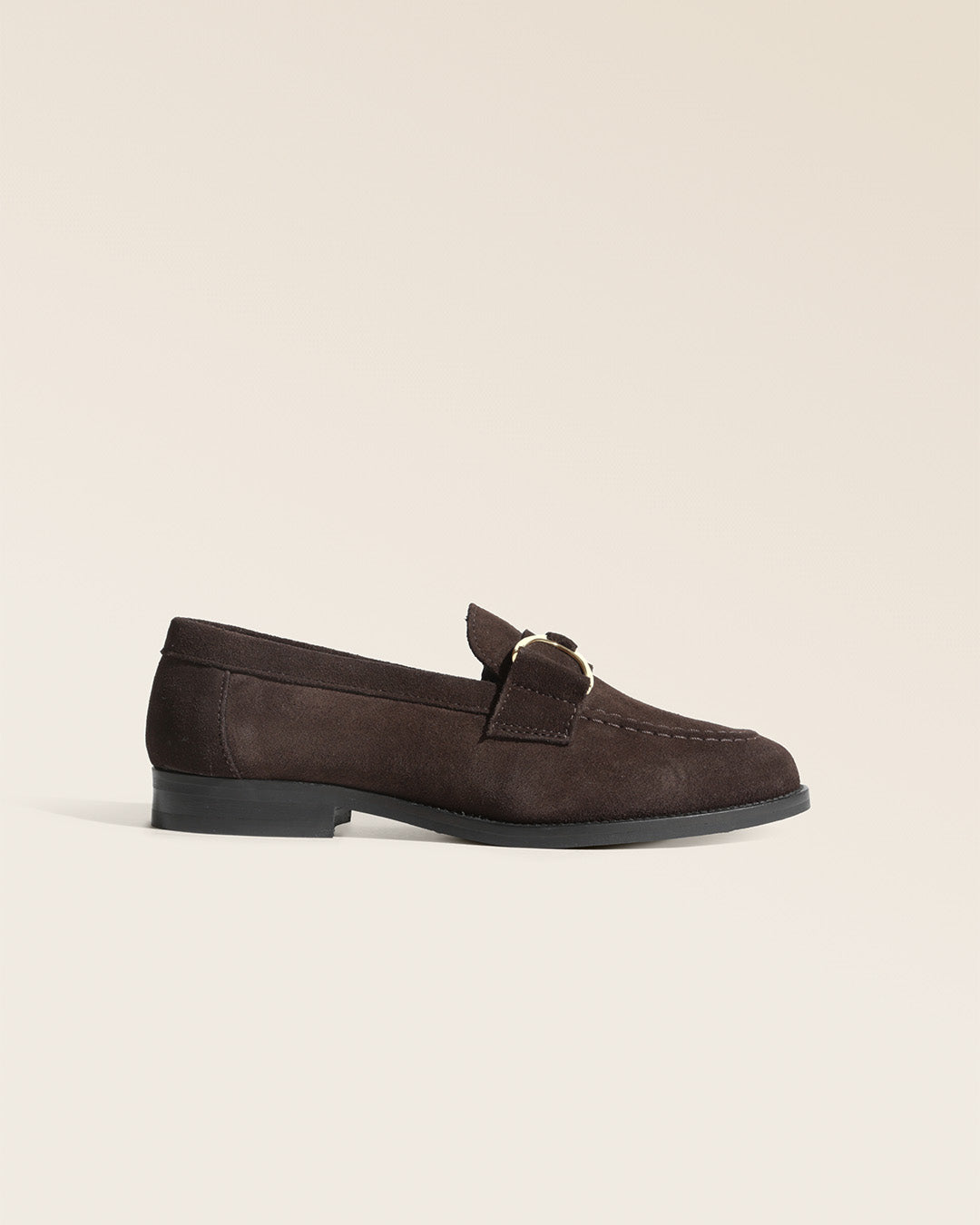 Nos mocassins Mascotte Renouard en cuir velours chocolat, vus de côté en studio.