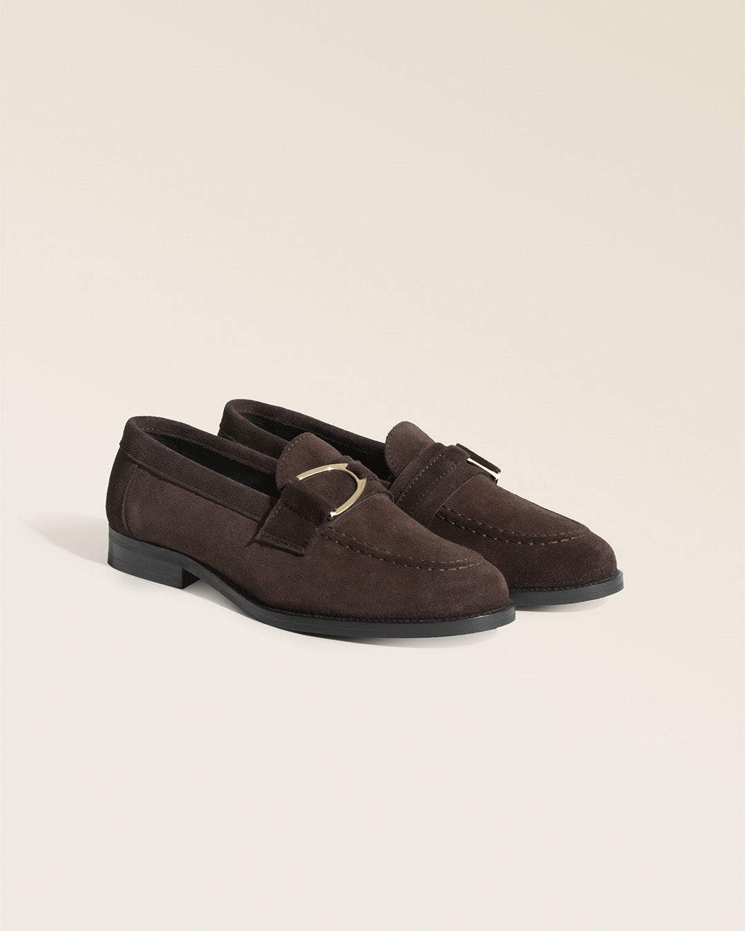 Nos mocassins Mascotte Renouard en cuir velours chocolat, vus de quart en studio.