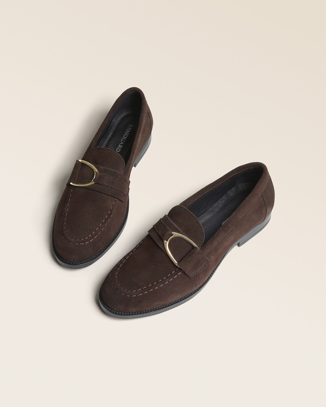 Nos mocassins Mascotte Renouard en cuir velours chocolat, vus en studio.