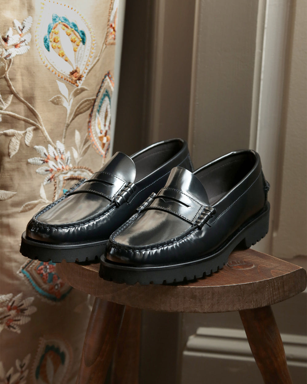 Nos mocassins Milo Renouard en cuir lisse glacé noir, vus en ambiance.