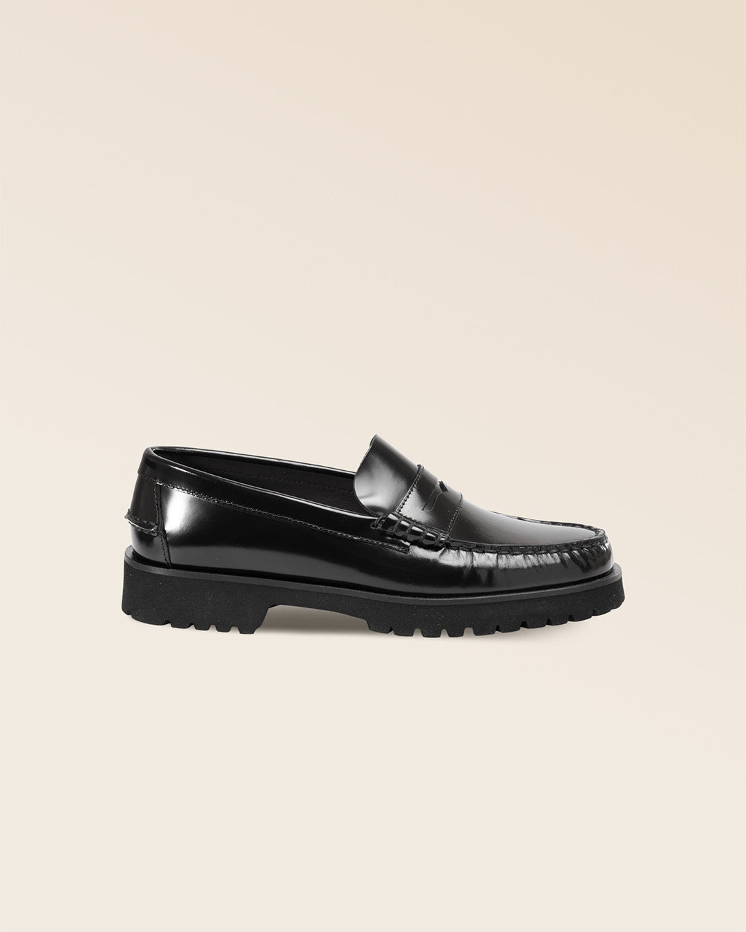Nos mocassins Milo Renouard en cuir lisse glacé noir, vus de côté en studio.