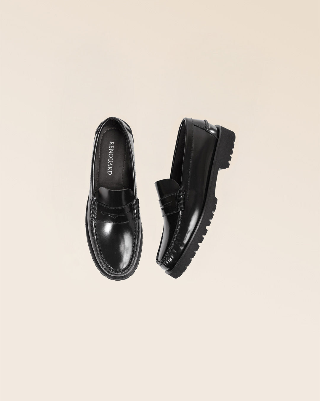 Nos mocassins Milo Renouard en cuir lisse glacé noir, vus en studio.