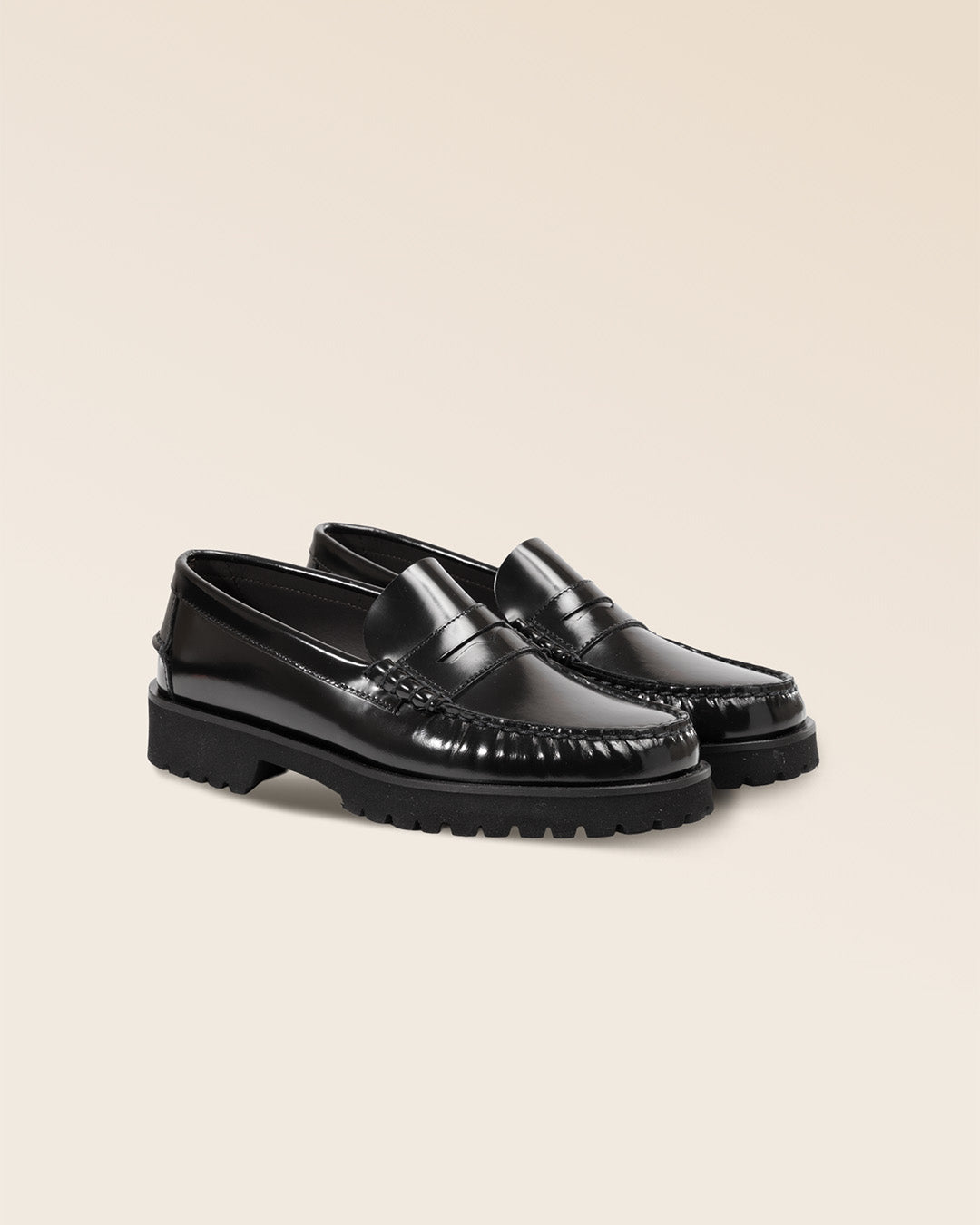 Nos mocassins Milo Renouard en cuir lisse glacé noir, vus de quart en studio.
