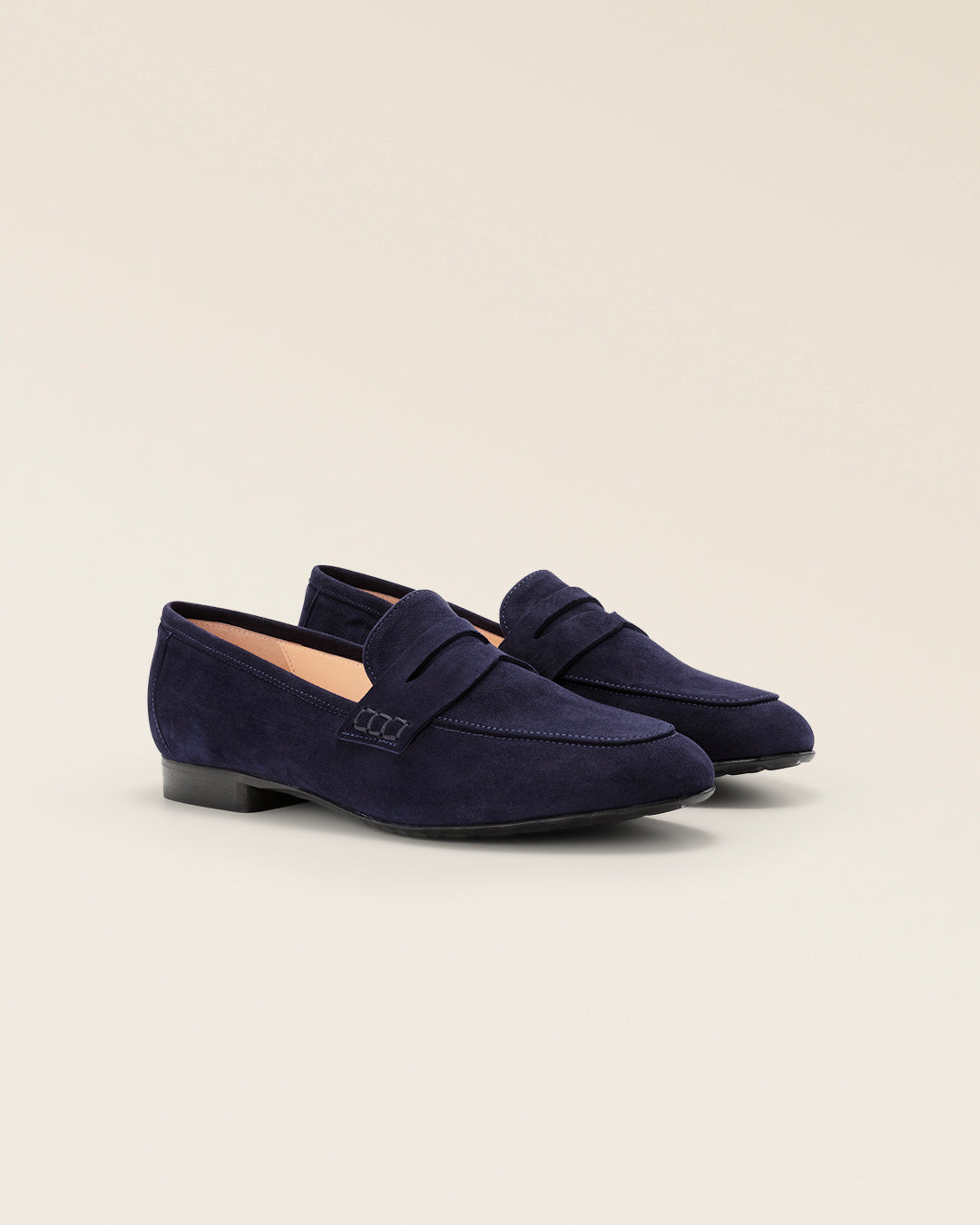 Unsere Mokassins Paros Renouard aus marineblauem Nubukleder, im Studio von der Seite betrachtet.
