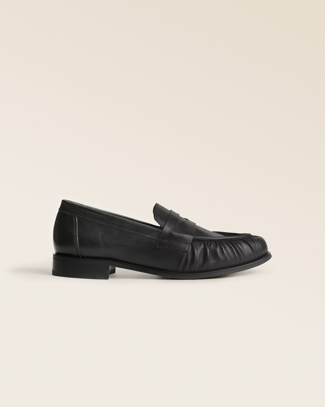 Nos mocassins Pergola Renouard en cuir lisse noir, vus de côté en studio.