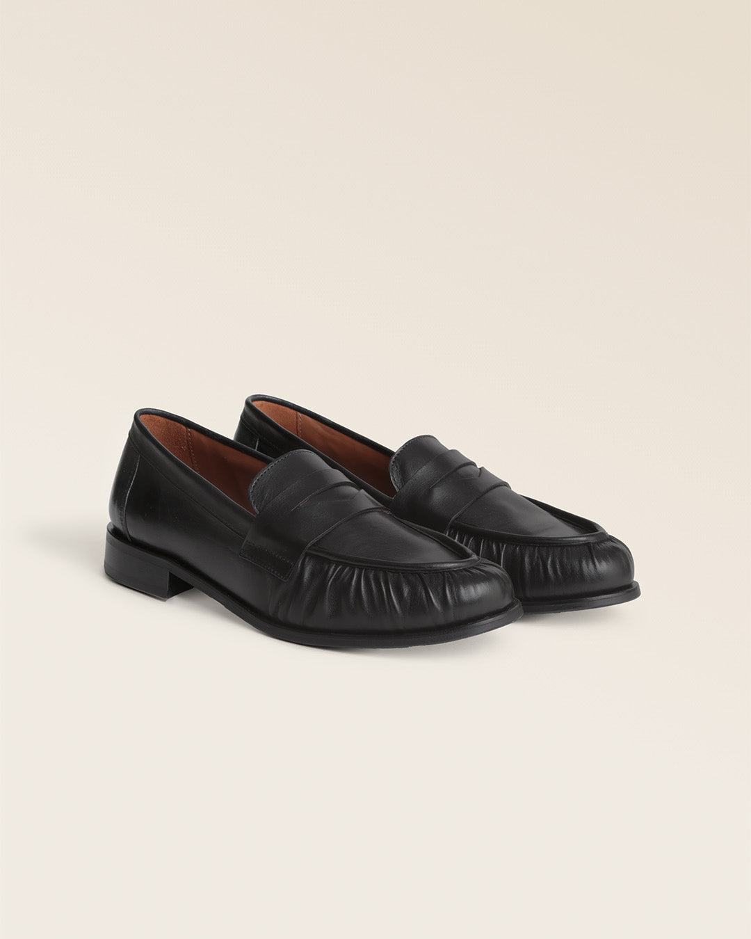 Nos mocassins Pergola Renouard en cuir lisse noir, vus de quart en studio.