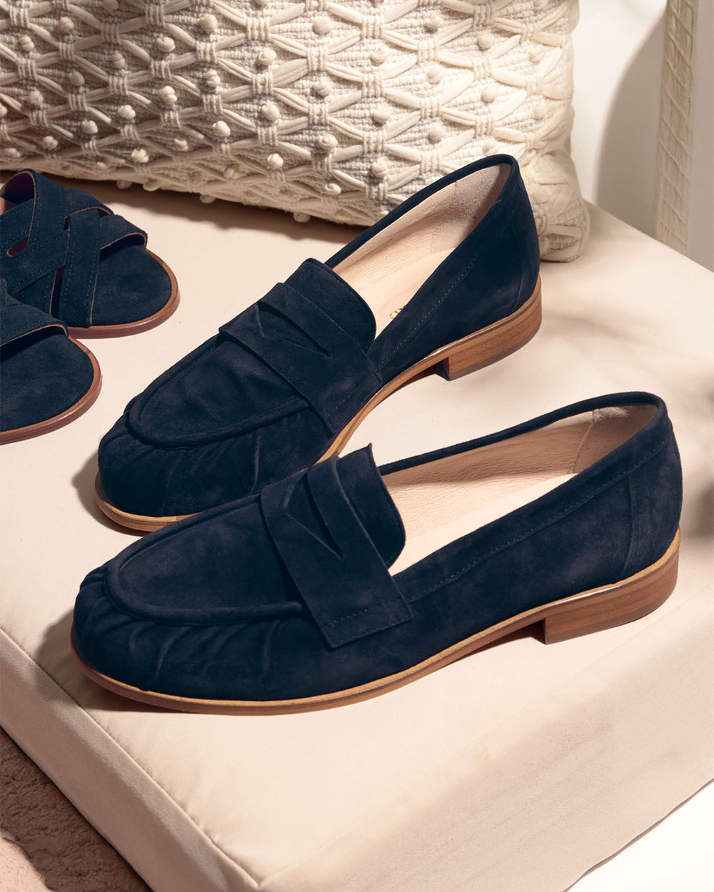 Nos mocassins Pergola Renouard en cuir nubuck bleu marine, vus en ambiance.