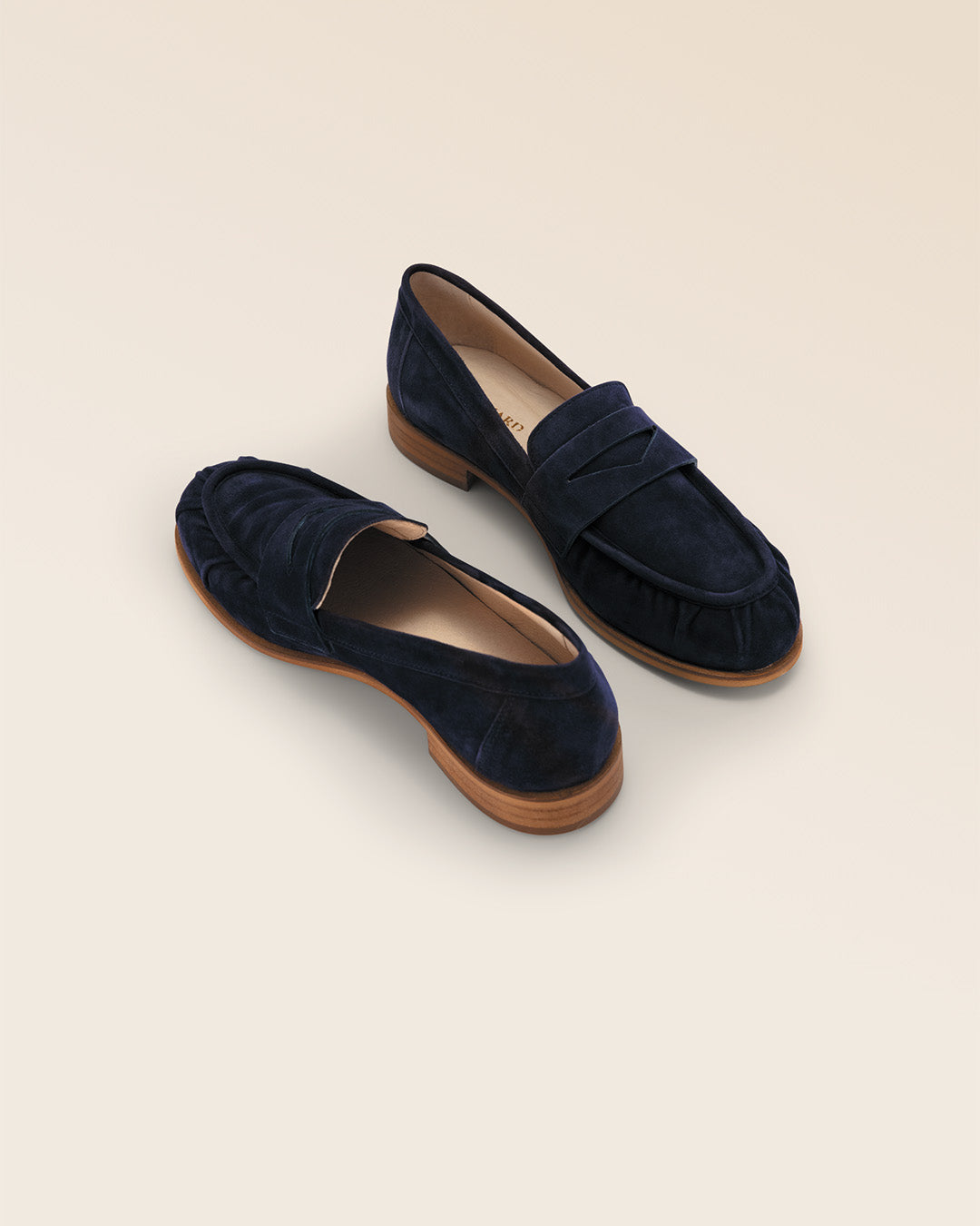 Nos mocassins Pergola Renouard en cuir nubuck bleu marine, vus en studio.
