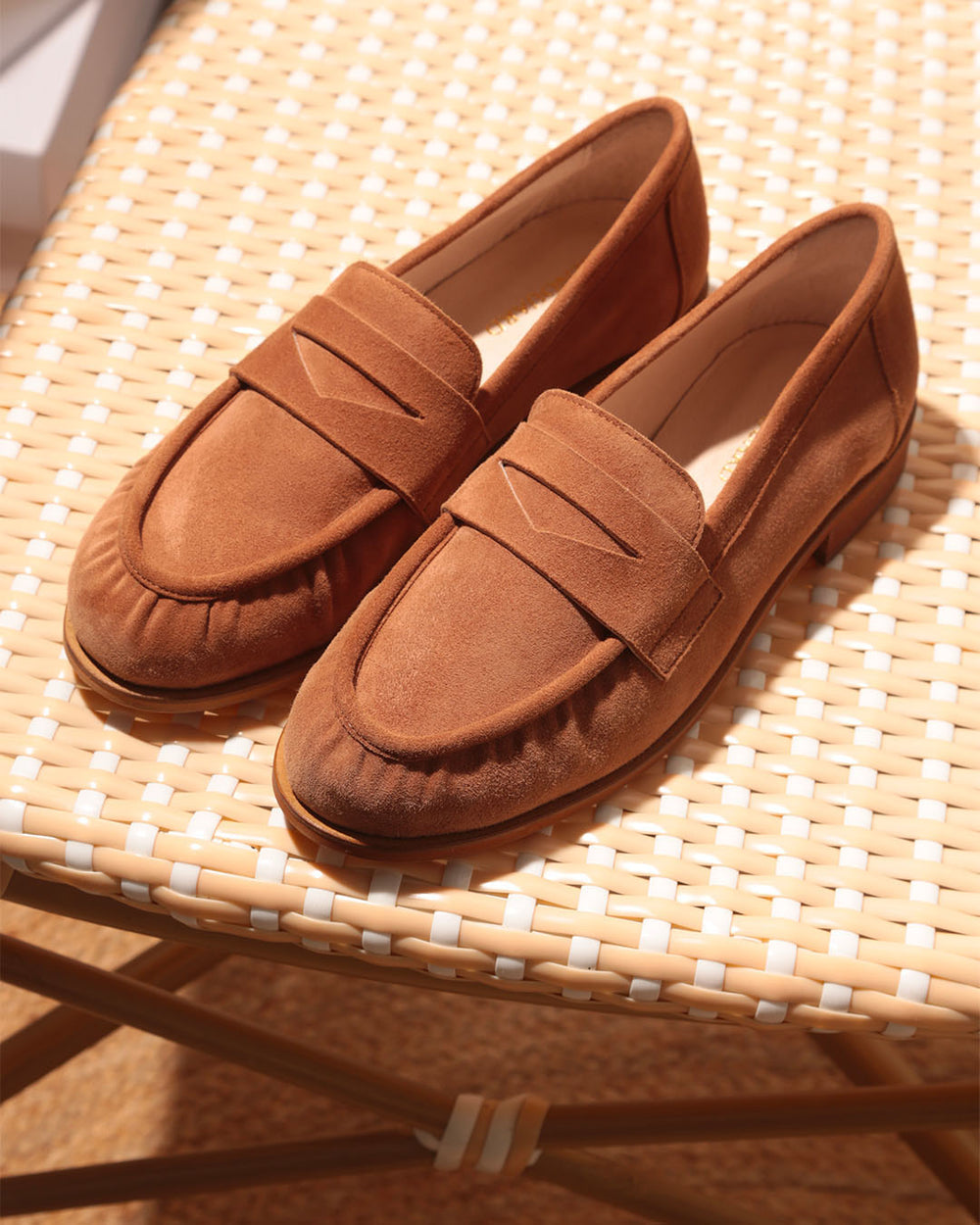 Nos mocassins Paros Renouard en cuir nubuck kaki, vus en ambiance.