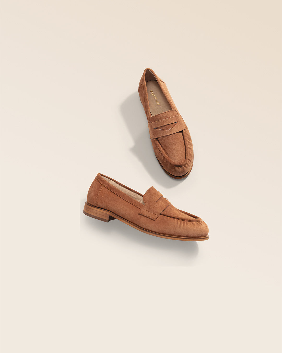 Nos mocassins Pergola Renouard en cuir nubuck camel, vus en studio.