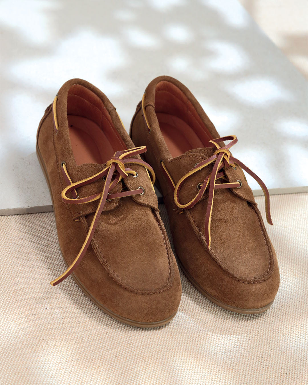 Nos mocassins Tippi Renouard en cuir nubuck fauve, vus en ambiance.