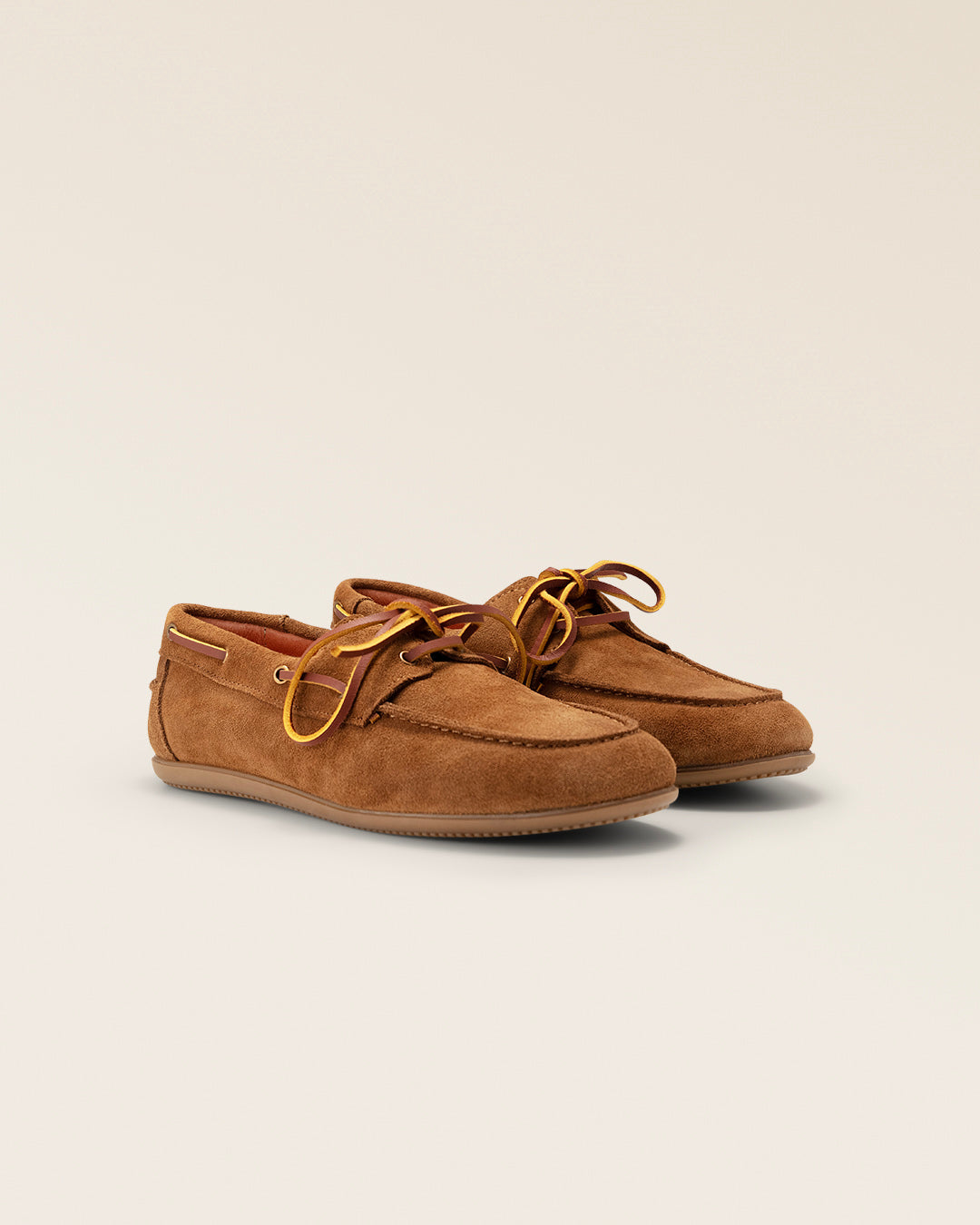 Nos mocassins Tippi Renouard en cuir nubuck fauve, vus de quart en studio.