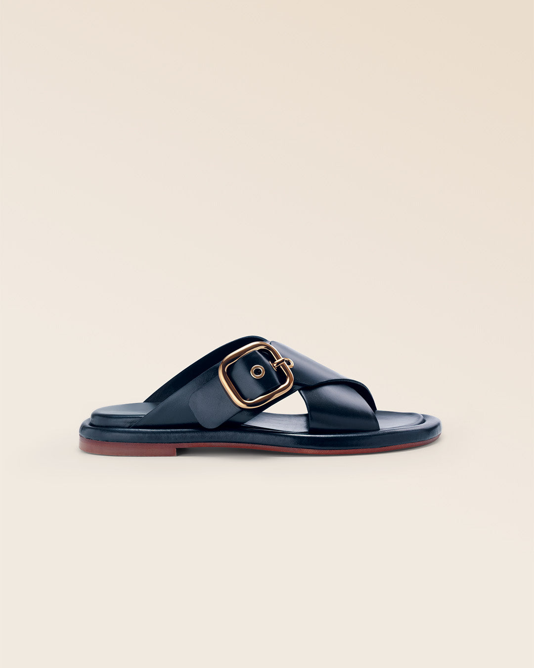 Nos mules Anaïs Renouard en cuir lisse bleu marine, vues de côté en studio.