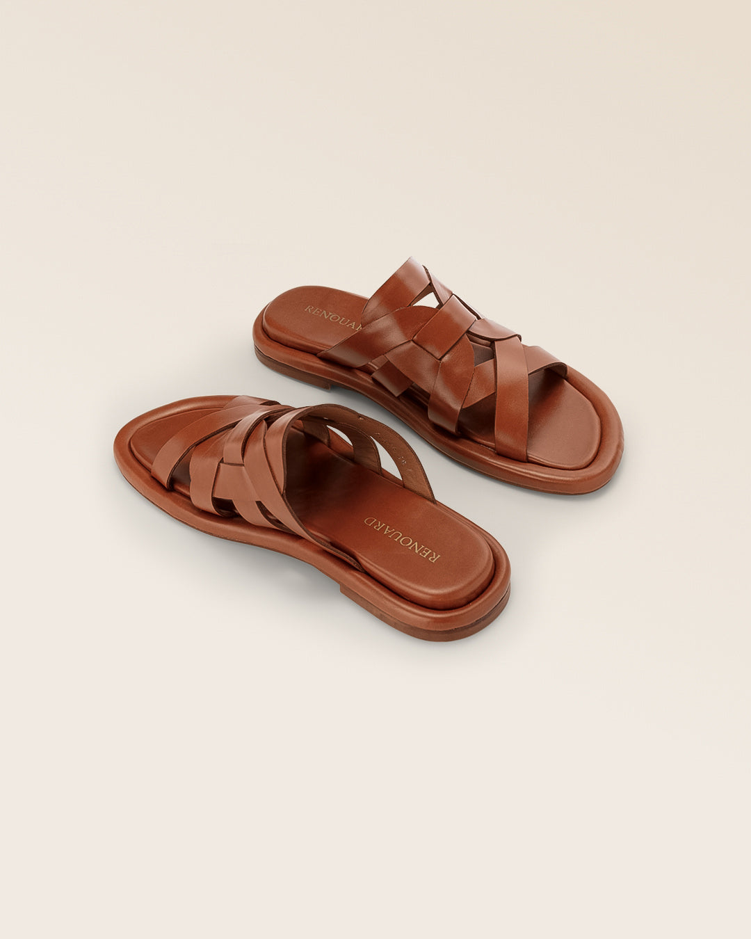 Nos mules Anthéa Renouard en cuir lisse gold, vues en studio.