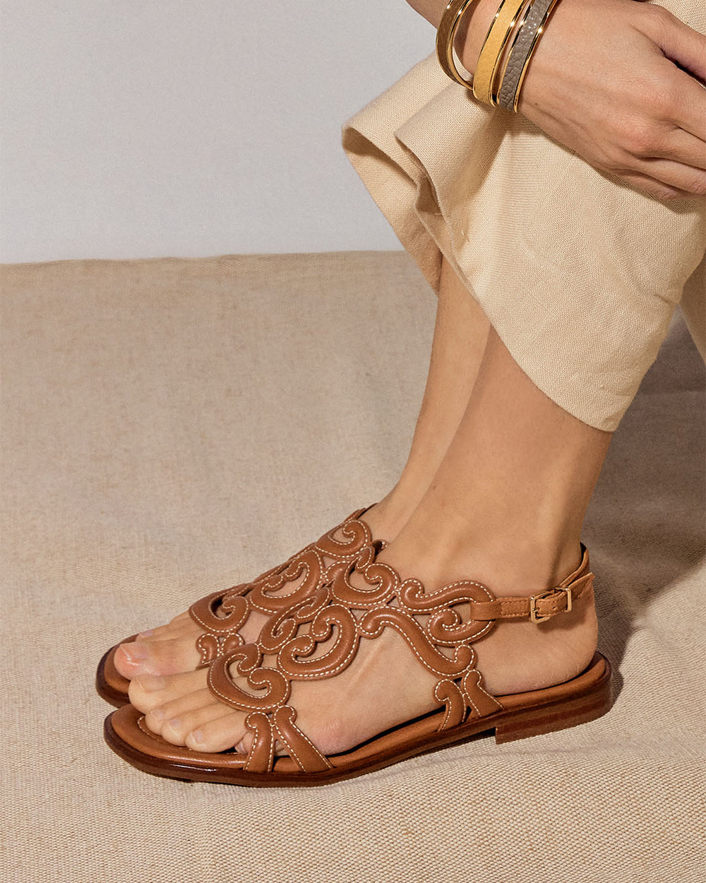 Nos nu-pieds Altesse Renouard en cuir lisse camel, vus portés par un mannequin.