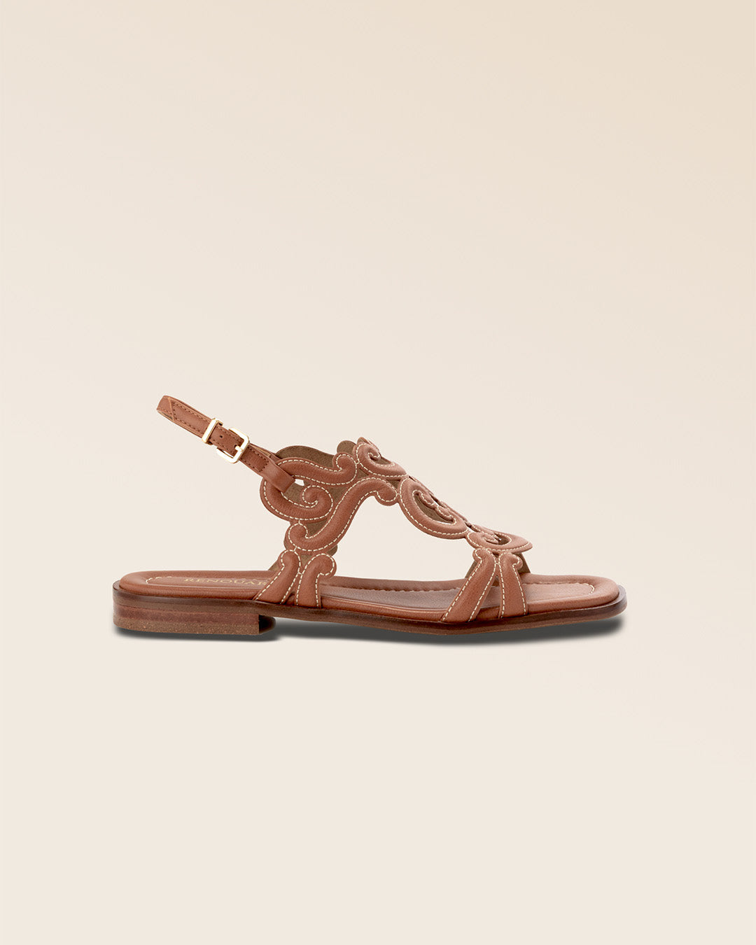 Nos nu-pieds Altesse Renouard en cuir lisse camel, vus de côté en studio.