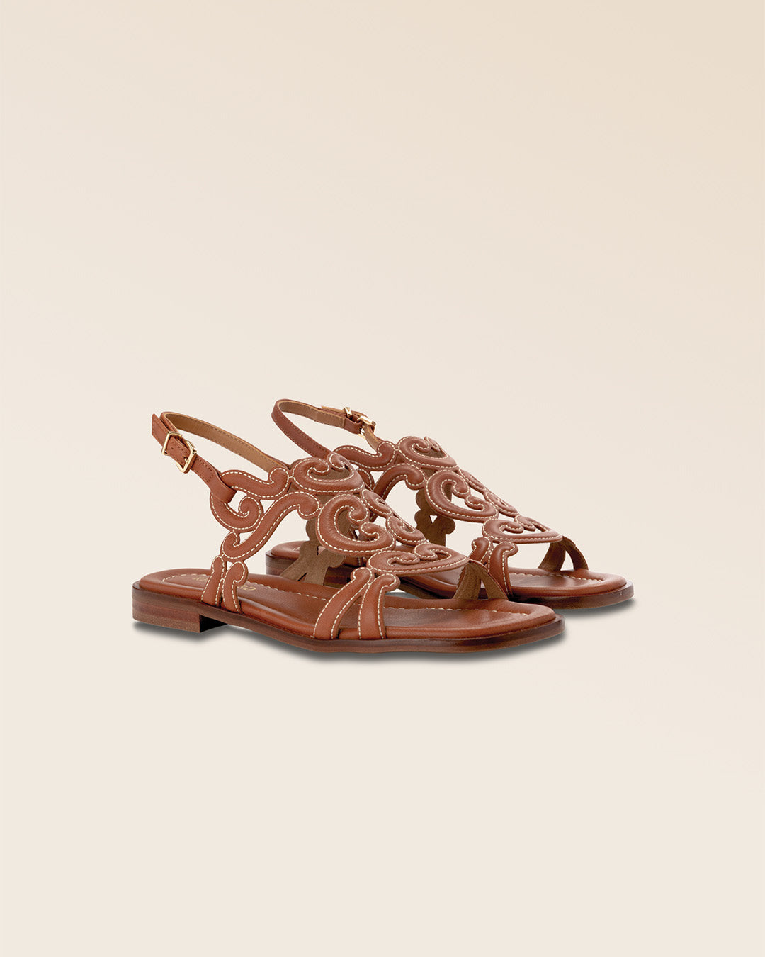 Nos nu-pieds Altesse Renouard en cuir lisse camel, vus de quart en studio.