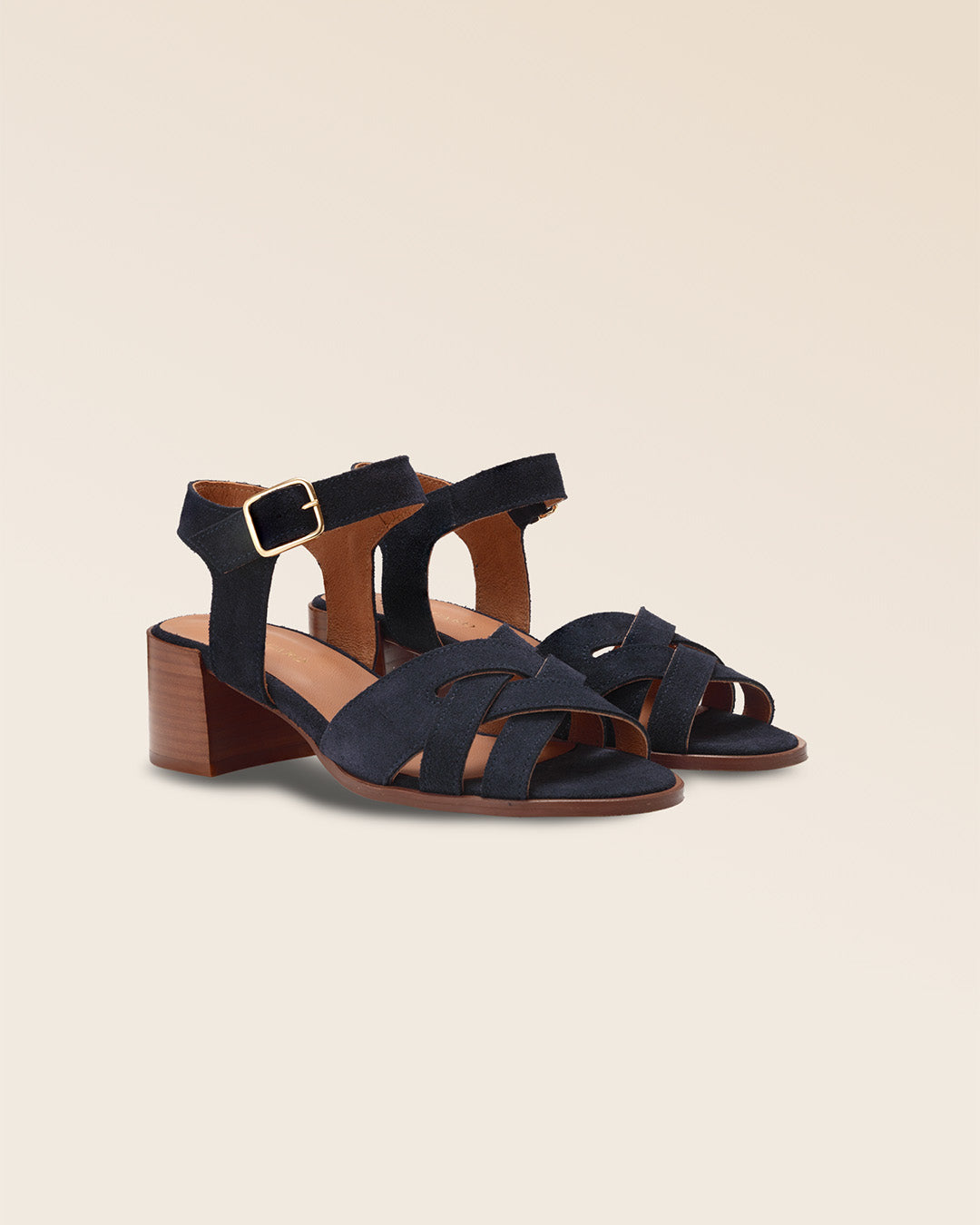 Nos nu-pieds Amalfi Renouard en cuir nubuck bleu marine, vus de quart en studio.