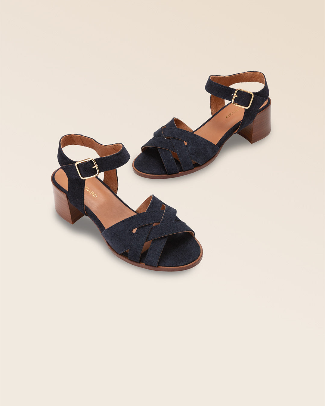 Nos nu-pieds Amalfi Renouard en cuir nubuck bleu marine, vus en studio.