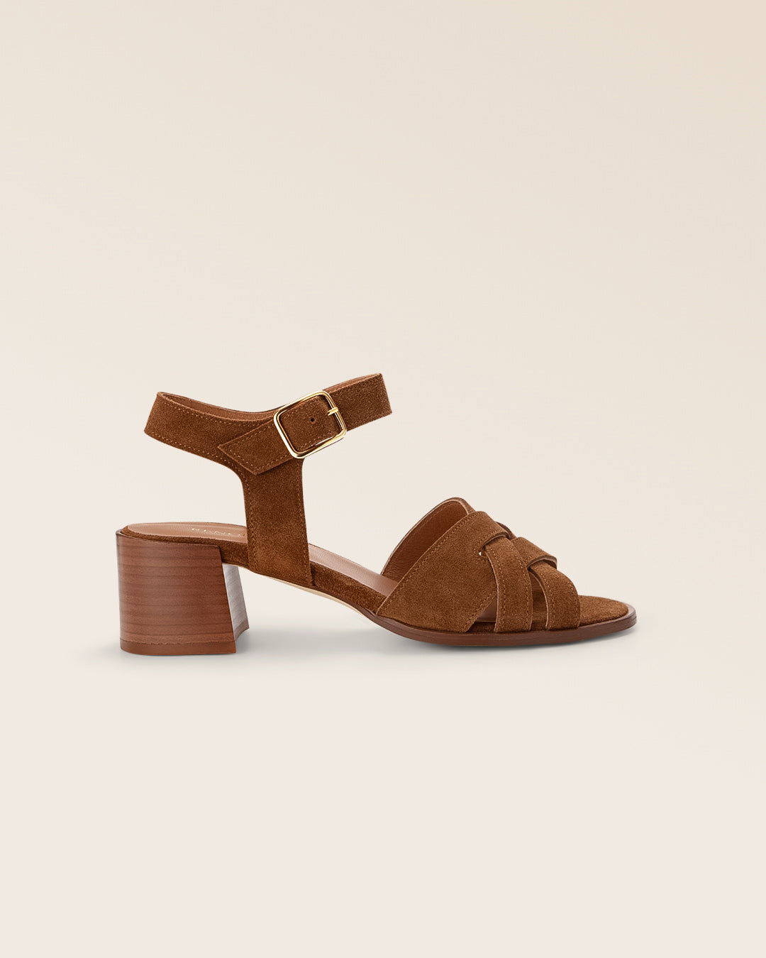 Nos nu-pieds Amalfi Renouard, en cuir nubuck fauve, vus de côté en studio.