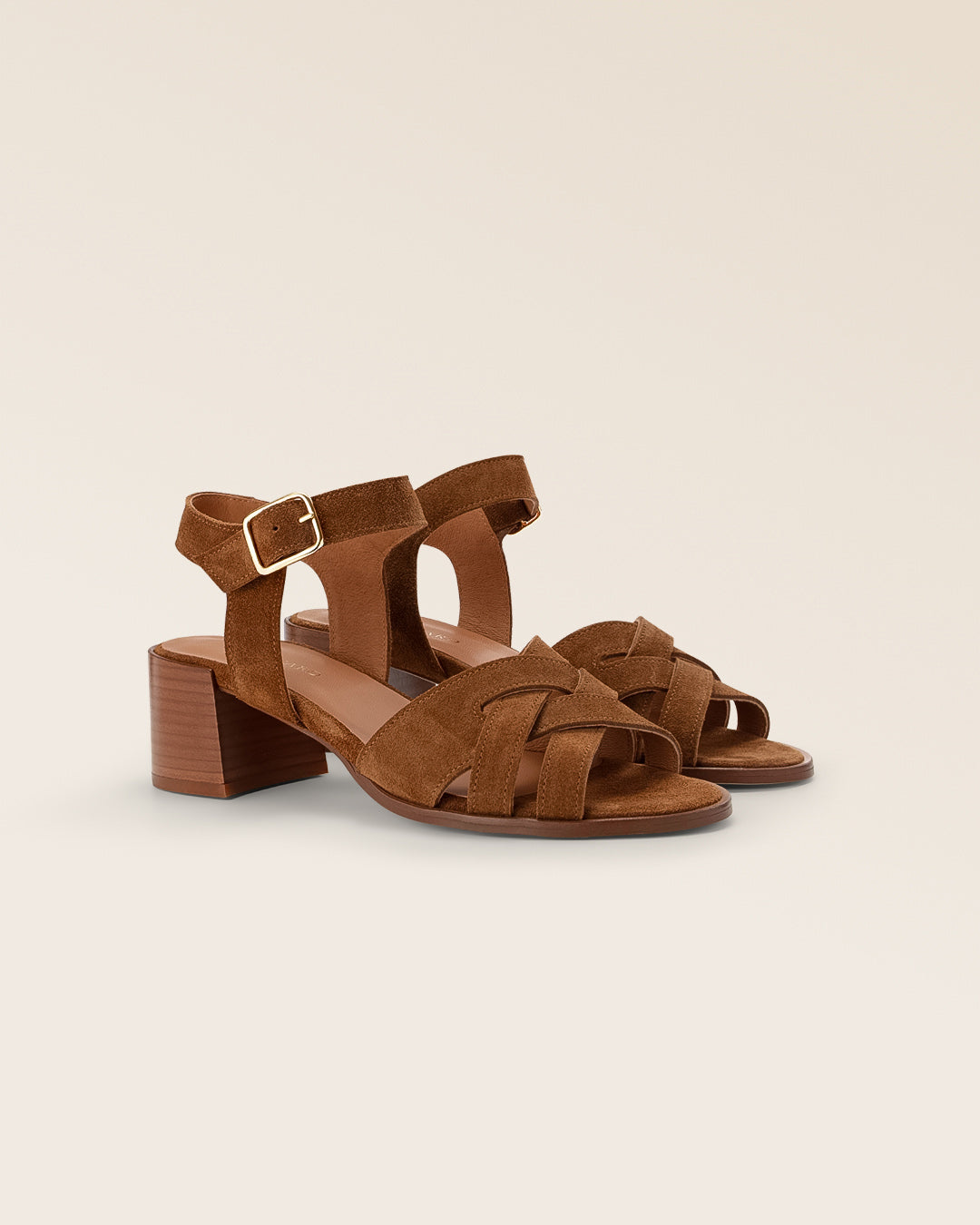 Nos nu-pieds Amalfi Renouard, en cuir nubuck fauve, vus de quart en studio.