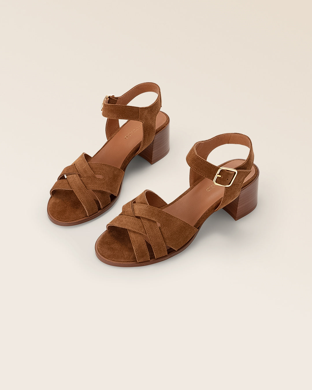 Nos nu-pieds Amalfi Renouard, en cuir nubuck fauve, vus en studio.