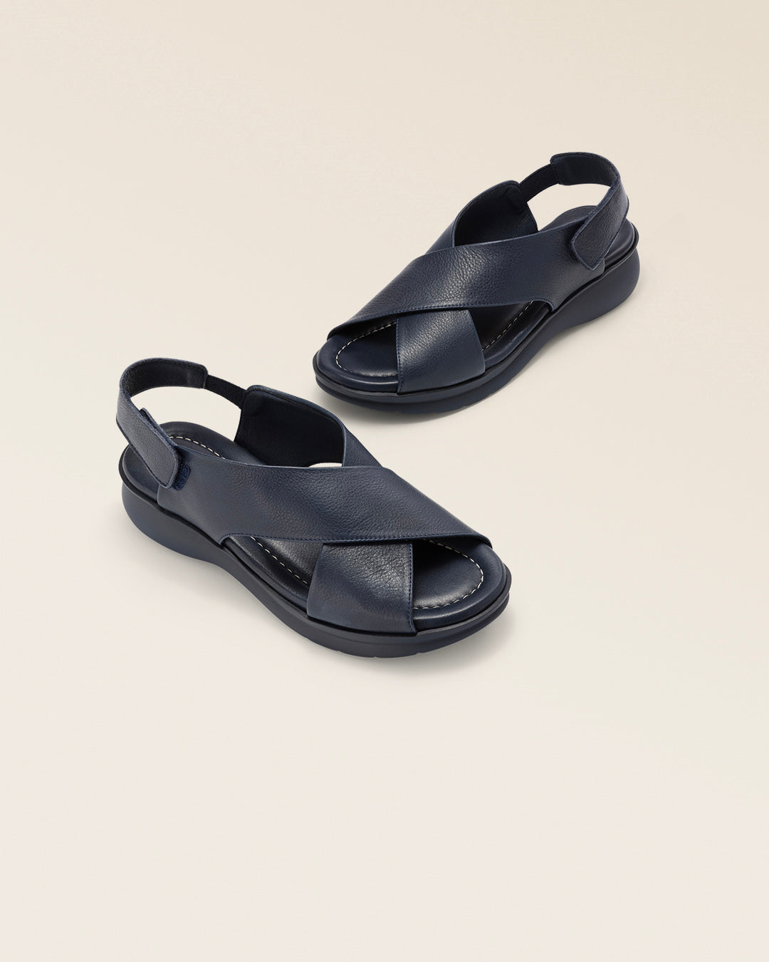 Nos nu-pieds Amélia Renouard en cuir lisse bleu marine, vus en studio.