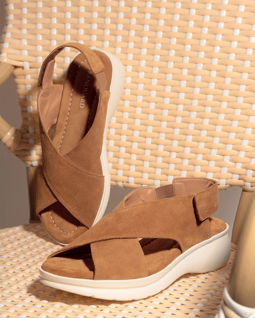 Nos nu-pieds Amélia Renouard en cuir nubuck camel, vus en ambiance.