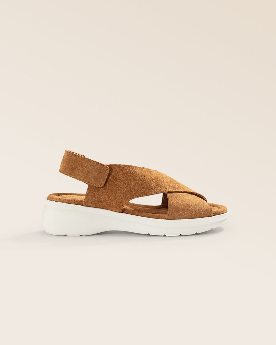 Nos nu-pieds Amélia Renouard en cuir nubuck camel, vus de côté en studio.