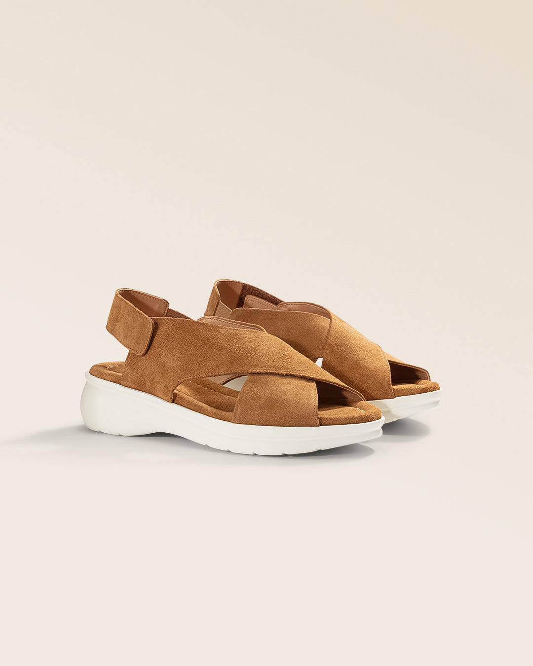Nos nu-pieds Amélia Renouard en cuir nubuck camel, vus de quart en studio.