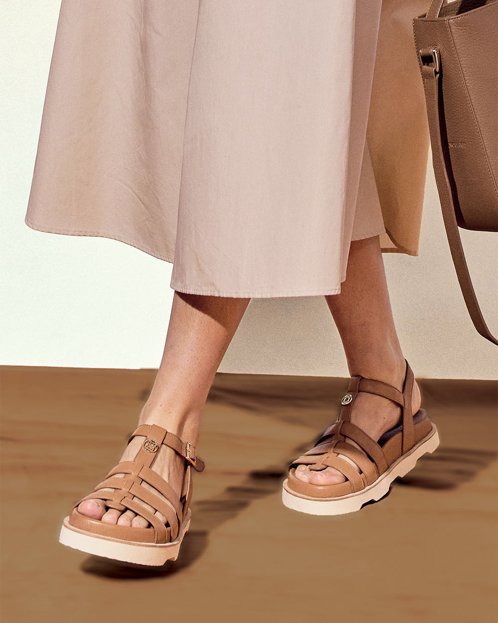 Nos nu-pieds Berlioz Renouard en cuir lisse camel, vus portés par un mannequin.