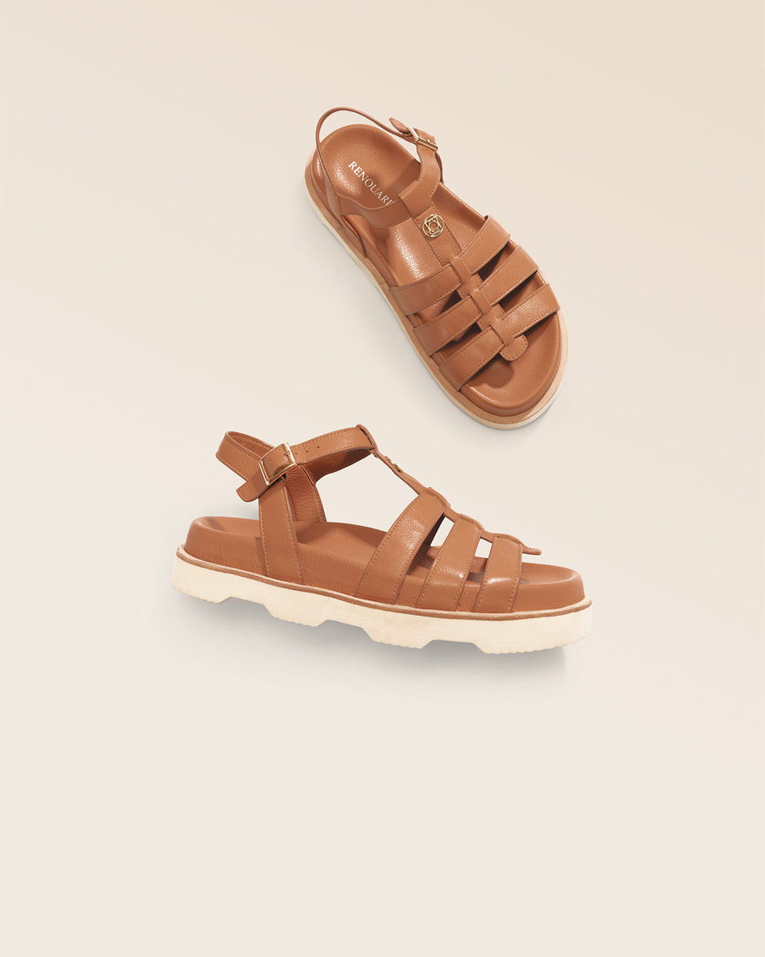 Nos nu-pieds Berlioz Renouard en cuir lisse camel, vus en studio.