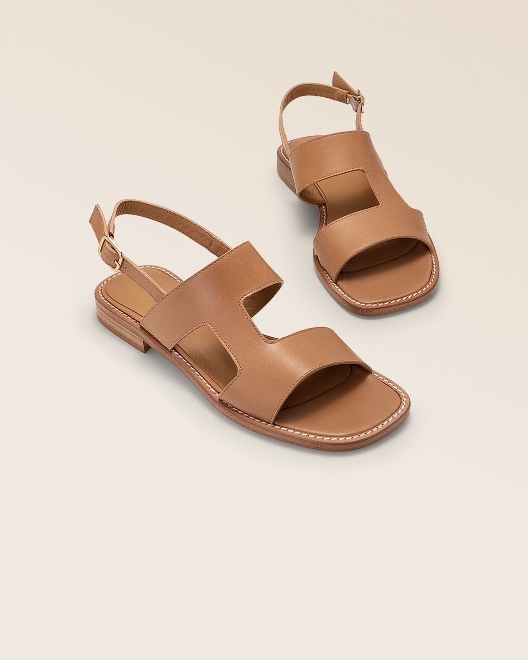 Nos nu-pieds Bonifacio Renouard en cuir lisse naturel, vus en studio.