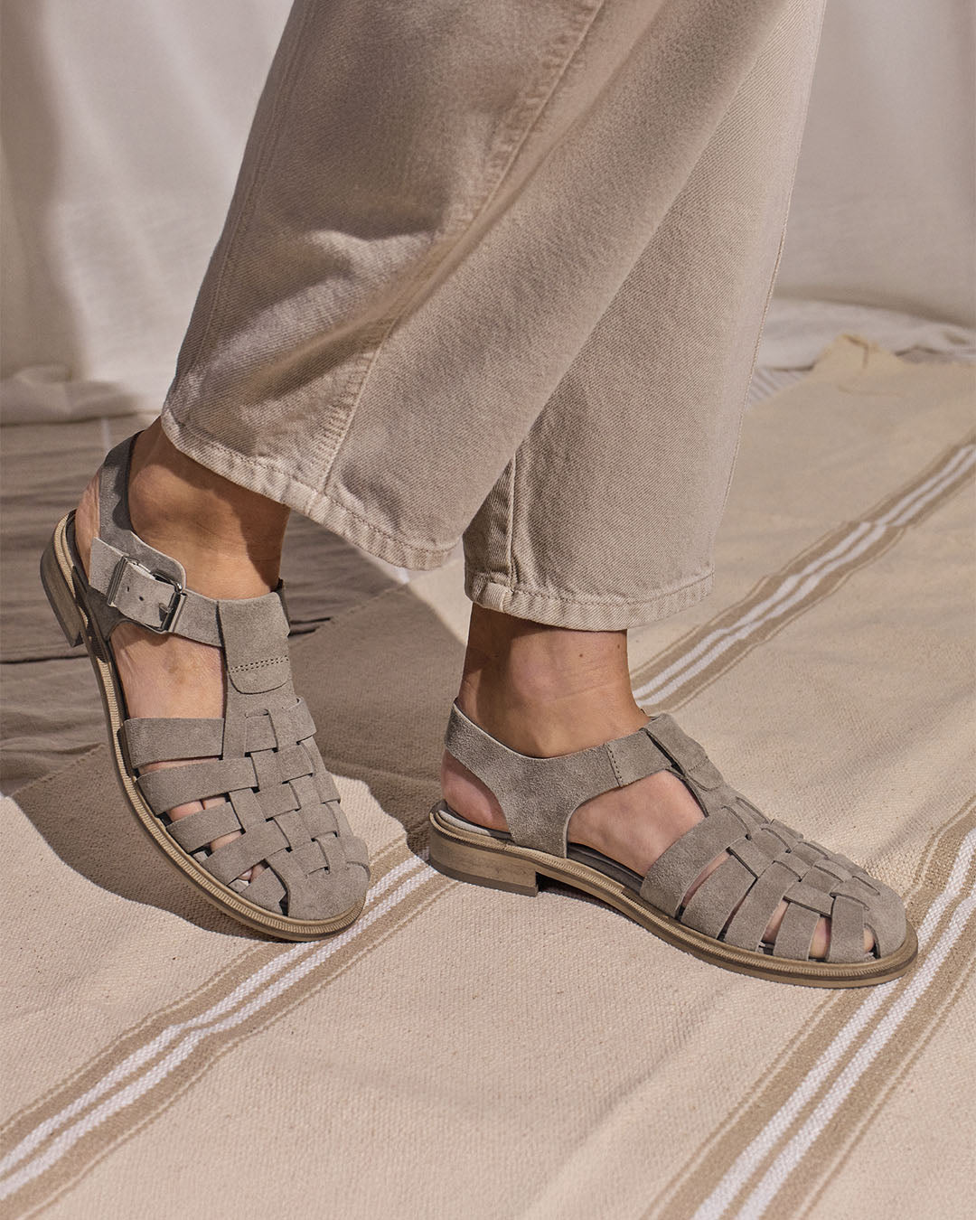 Nos nu-pieds Bonita Renouard en cuir nubuck taupe, vus portés par un mannequin.