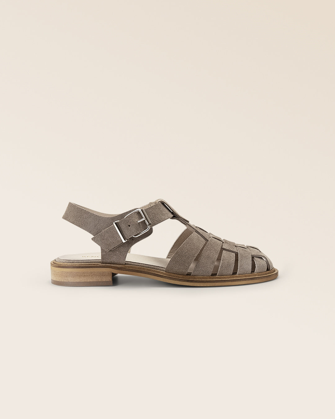 Nos nu-pieds Bonita Renouard en cuir nubuck taupe, vus de côté en studio.