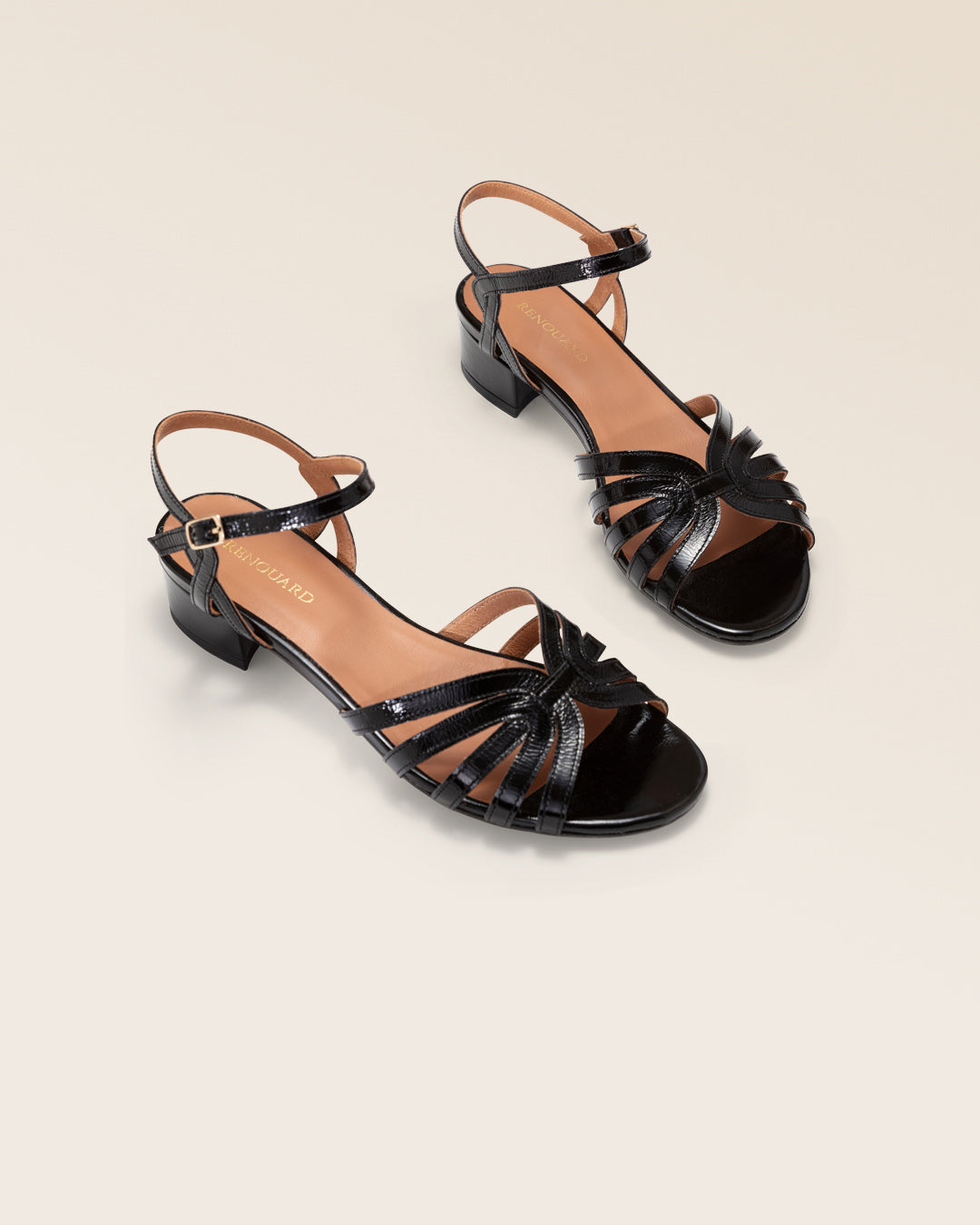 Nos nu-pieds Canova Renouard en cuir lisse verni noir, vus en studio.