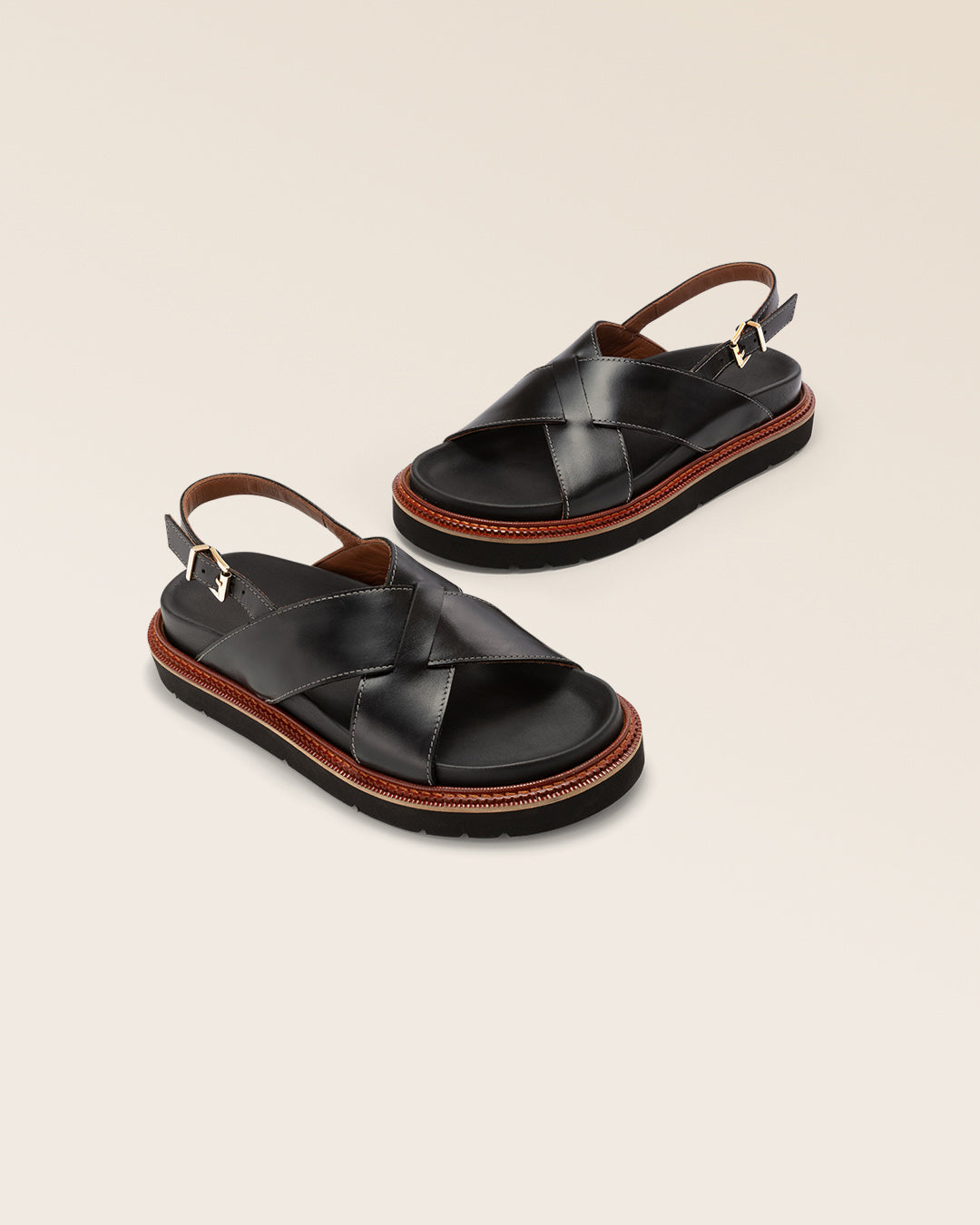 Les nu-pieds Olympe noirs en cuir lisse, vue de face en studio.