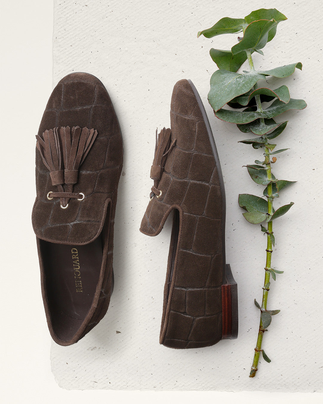 Nos mocassins Mahe Renouard en cuir velours chocolat façon croco, vus en ambiance.
