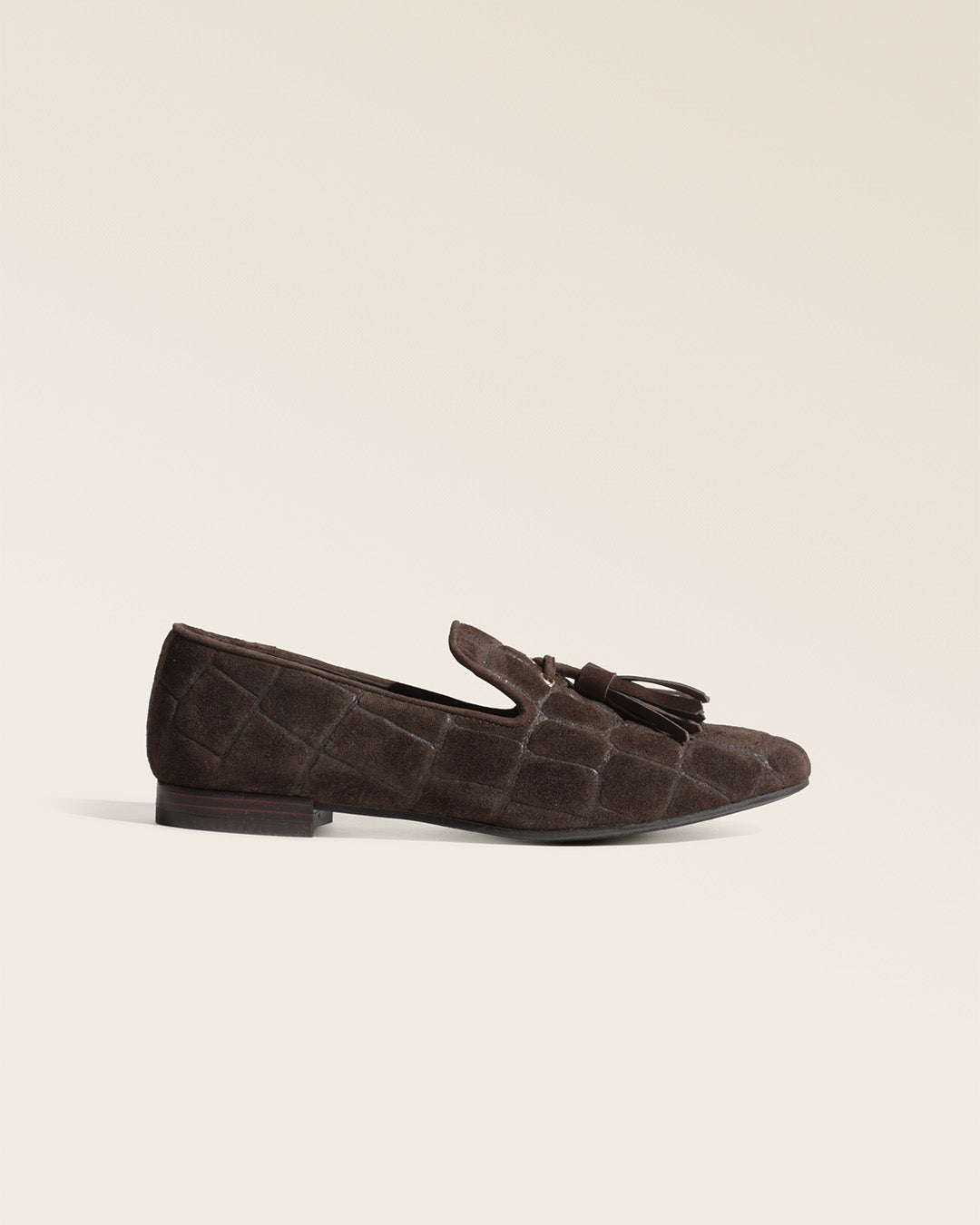 Nos mocassins Mahe Renouard en cuir velours chocolat façon croco, vus de côté en studio.