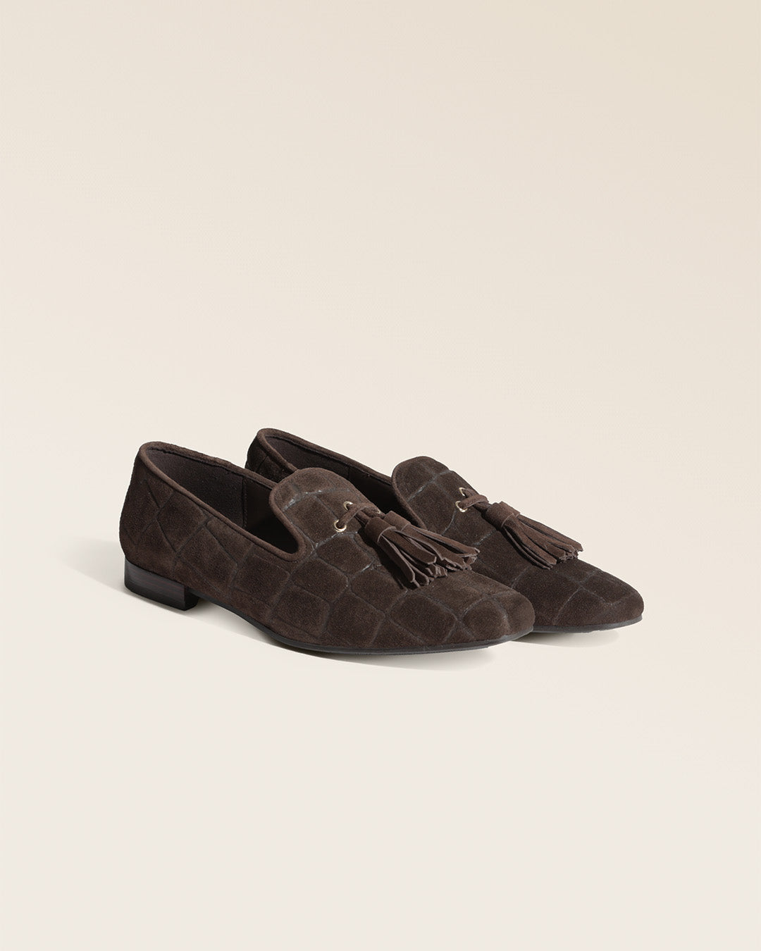 Nos mocassins Mahe Renouard en cuir velours chocolat façon croco, vus de quart en studio.