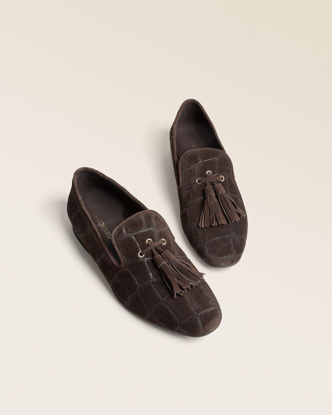 Nos mocassins Mahe Renouard en cuir velours chocolat façon croco, vus en studio.