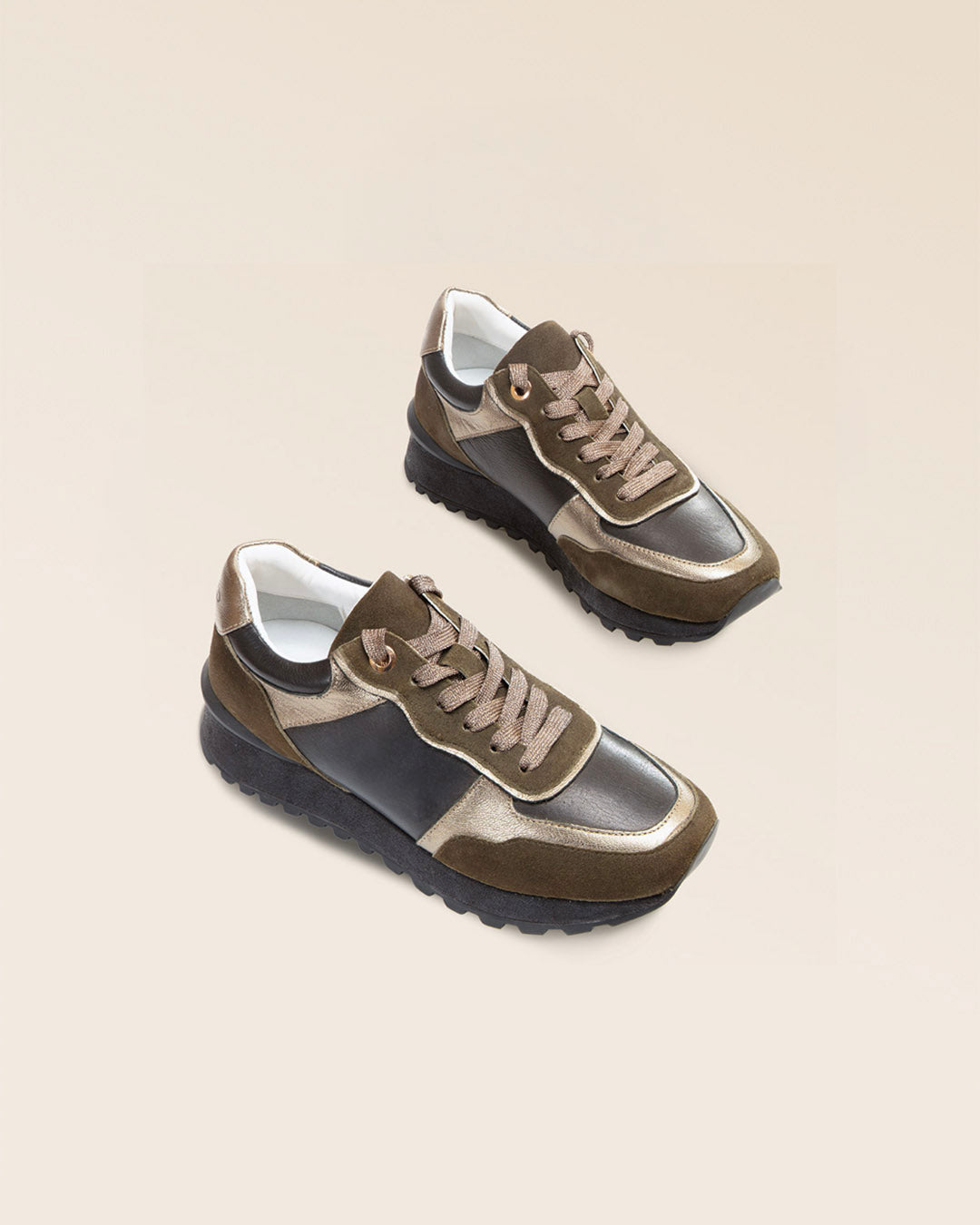 Nos sneakers Albane Renouard en cuir nubuck kaki et lisse noir, vues en studio.