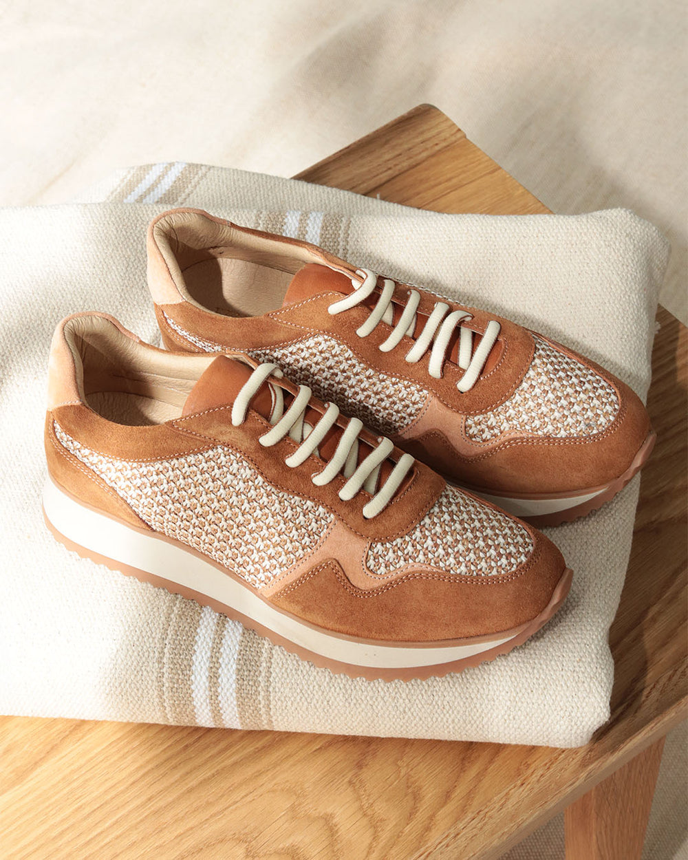 Nos sneakers Amigo en cuir nubuck fauve et pêche, vues en ambiance.