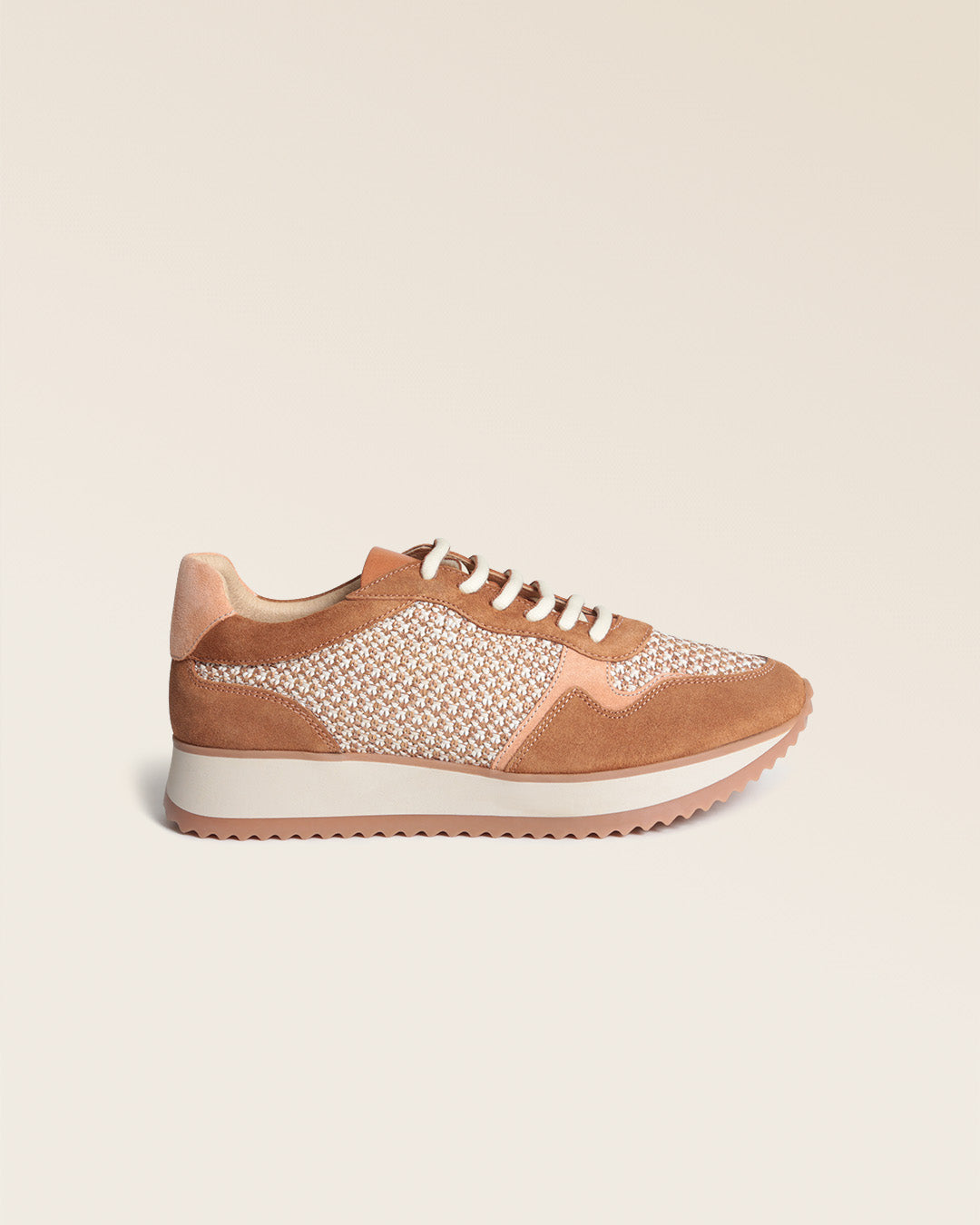 Nos sneakers Amigo en cuir nubuck fauve et pêche, vues de coté en studio.